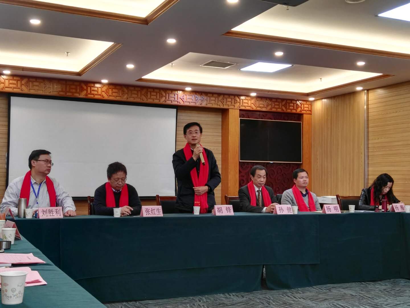 农业大学副校长胡锋,校友会副会长孙健,校友会副会长兼秘书长张红生